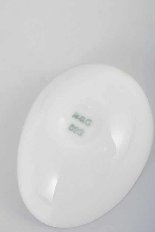 Bing & Grøndahll, Denmark. Egg-shaped porcelain lidded trinket with floral decoration in blue - 4