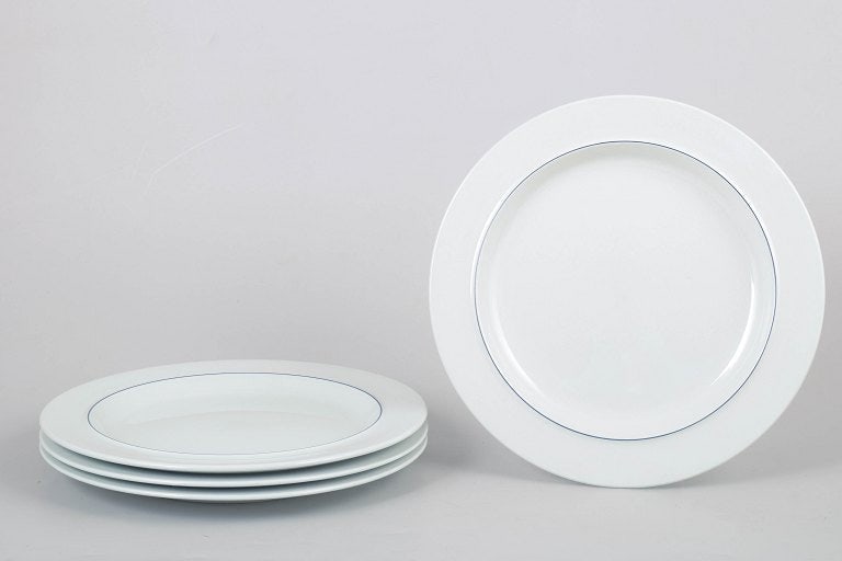 Grethe Meyer for Royal Copenhagen, Denmark. Set of four porcelain dinner plates. Approx. 1990s.: Grethe Meyer for Royal Copenhagen, set of four dinner plates. White porcelain from the Blue Line series, model 624. First quality. Origin: Denmark. Designer: Grethe Meyer. Material: Porcelain. Dimensi