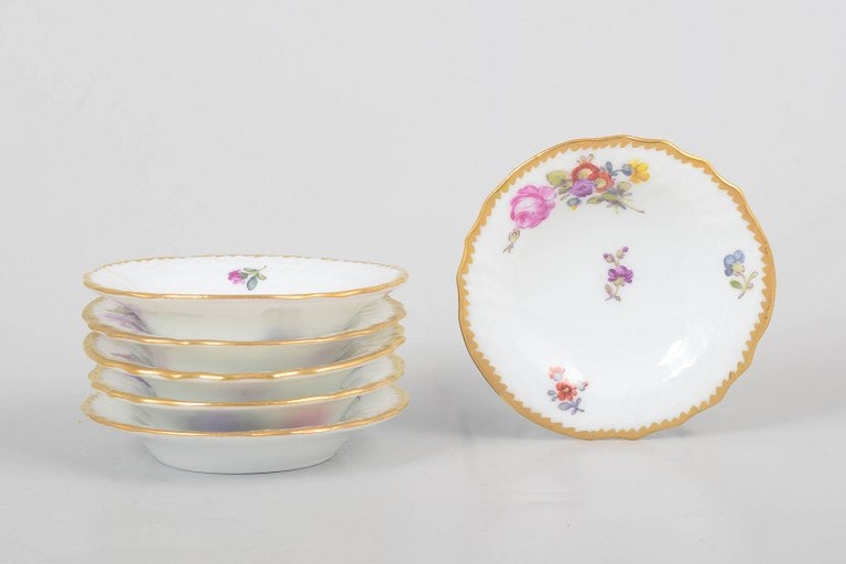 Royal Copenhagen, Denmark. Saxon Flower, set of six butter pads or caviar dishes with floral motifs: Royal Copenhagen Saxon Flower, set of six butter pads or caviar dishes. Decorated porcelain with hand-painted floral motifs and gilded edges. Model 4/1505 in first quality from Royal Copenhagen. Origi