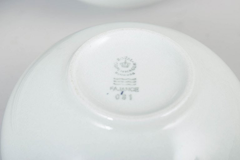 Grethe Meyer for Royal Copenhagen, Denmark. Set of three Blue Line porcelain teacups with matching - 4