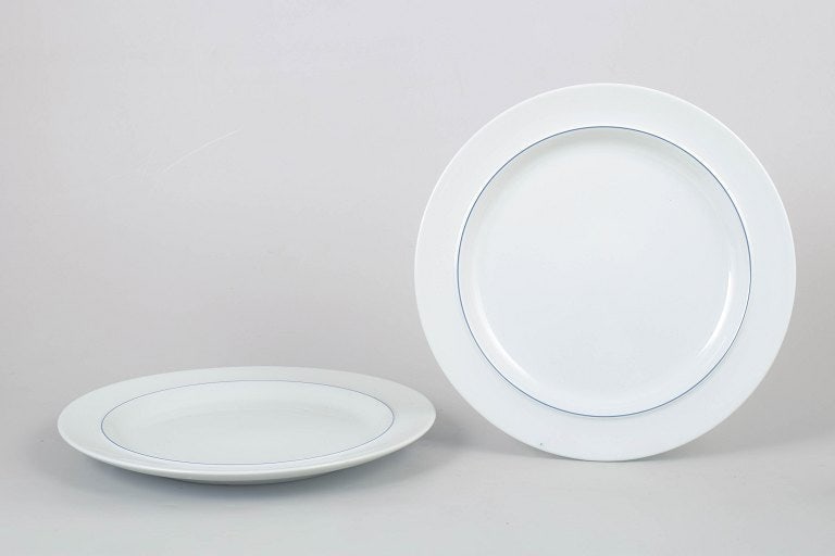 Grethe Meyer for Royal Copenhagen, Denmark. Two Blue Line porcelain dinner plates. Approx. 1990s.: Grethe Meyer for Royal Copenhagen, two Blue Line dinner plates. White porcelain from the Blue Line series, model 625. First quality. Origin: Denmark. Designer: Grethe Meyer. Material: Porcelain. Dimen