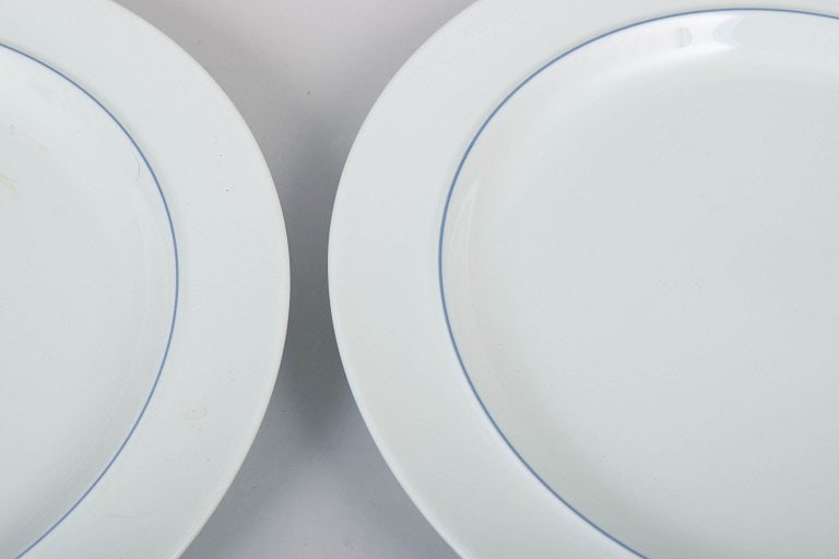 Grethe Meyer for Royal Copenhagen, Denmark. Two Blue Line porcelain dinner plates. Approx. 1990s. - 3