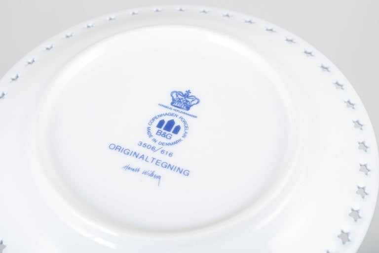 Harald Wiberg for Bing & Grøndahll, Denmark. Set of six porcelain plates with winter and gnome - 4