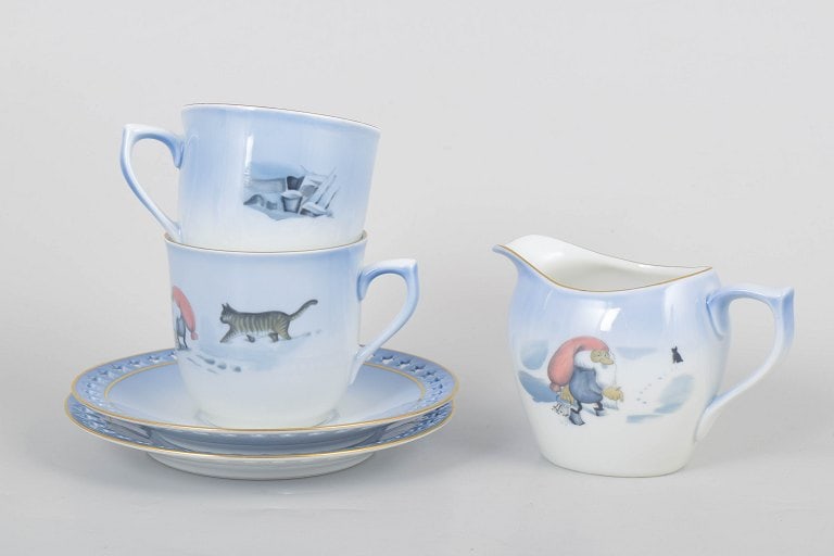 Harald Wiberg for Bing & Grøndahll, Denmark. Two porcelain coffee cups with matching saucers: Harald Wiberg for Bing & Grøndahll, two coffee cups with matching saucers and creamer. Decorated porcelain with winter and gnome motifs in soft blue tones. The coffee cups measure 7 x 9 cm, the
