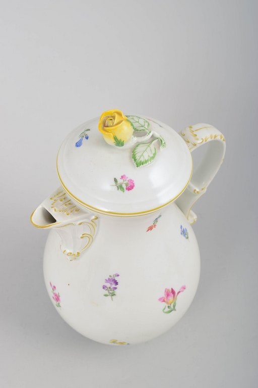 Meissen, Germany. Porcelain coffee pot with polychrome floral decoration. Circa 1920. - 2