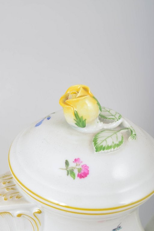 Meissen, Germany. Porcelain coffee pot with polychrome floral decoration. Circa 1920. - 3