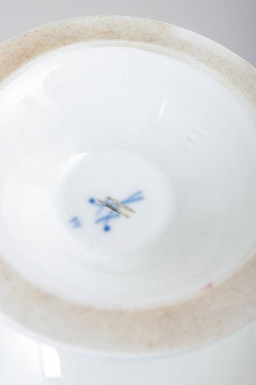 Meissen, Germany. Porcelain vine leaf teapot with sculptural knop, and shaped handle. Circa 1900. - 4