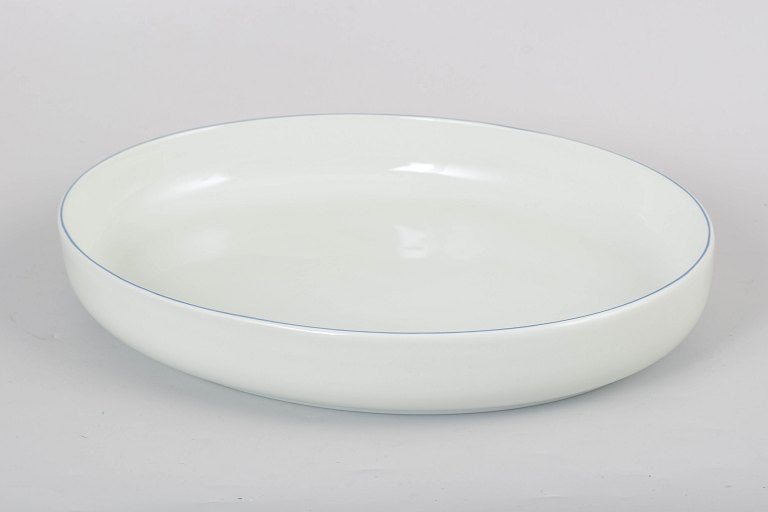 Grethe Meyer for Royal Copenhagen, Denmark. Blue Line porcelain ovenproof dish with blue rim.: Grethe Meyer for Royal Copenhagen, Blue Line ovenproof dish. Elegant oval ovenproof dish in white porcelain with the characteristic hand-painted blue rim, model from the Blue Line series, first qualit