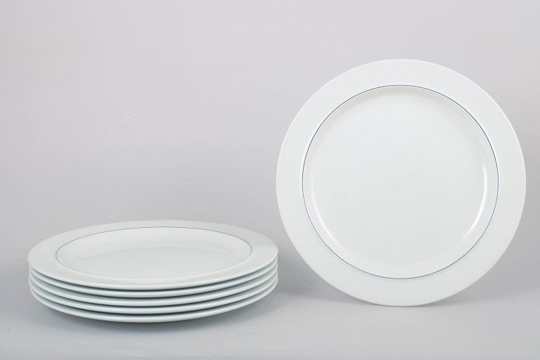 Grethe Meyer for Royal Copenhagen, Denmark. Set of six porcelain Blue Line dinner plates with blue: Grethe Meyer for Royal Copenhagen, set of six Blue Line dinner plates. Elegant set of six dinner plates in white porcelain with the characteristic hand-painted blue rim, model from the Blue Line serie