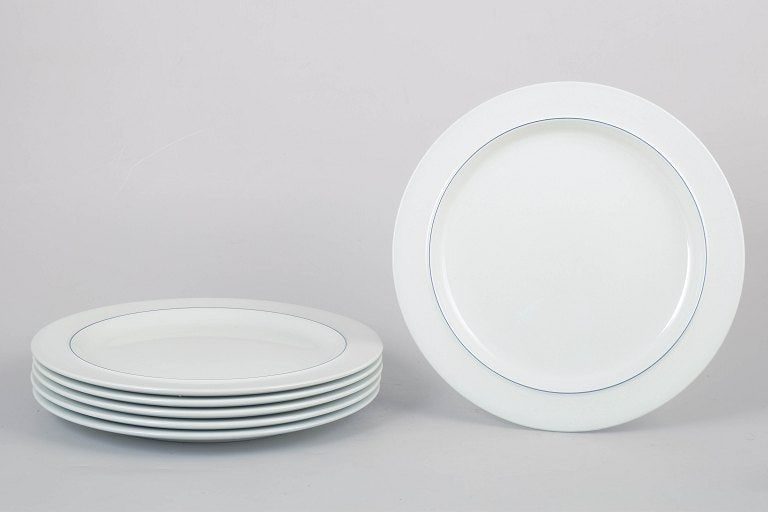 Grethe Meyer for Royal Copenhagen, Denmark. Set of six porcelain Blue Line dinner plates with blue: Grethe Meyer for Royal Copenhagen, set of six Blue Line dinner plates. Elegant set of six dinner plates in white porcelain with the characteristic hand-painted blue rim, model from the Blue Line serie