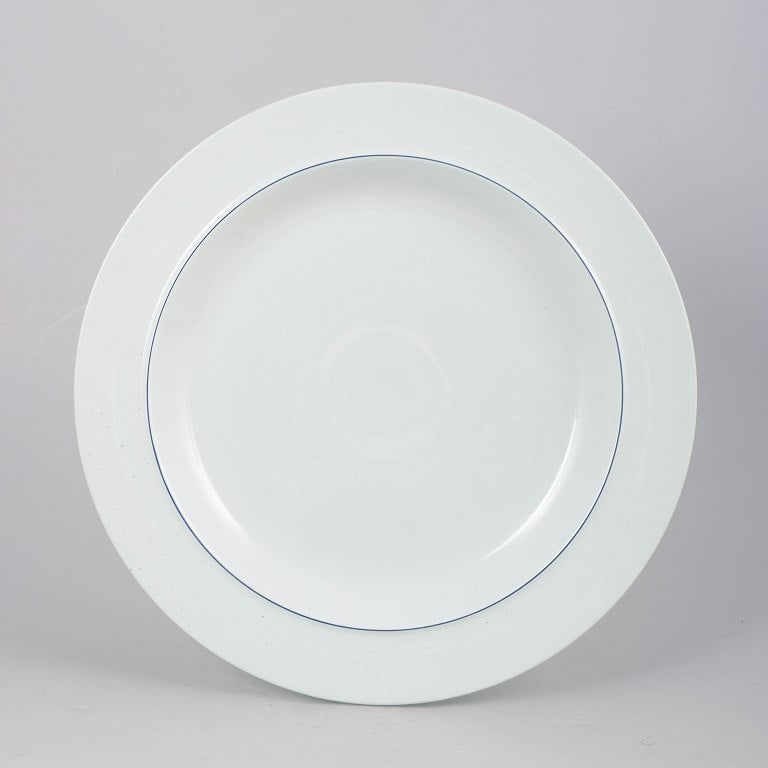 Grethe Meyer for Royal Copenhagen, Denmark. Blue Line large dish with blue rim. Approx. 1990s.: Grethe Meyer for Royal Copenhagen, Blue Line large dish. Elegant large dish in white porcelain with the characteristic hand-painted blue rim, model from the Blue Line series, first quality. Origin: De
