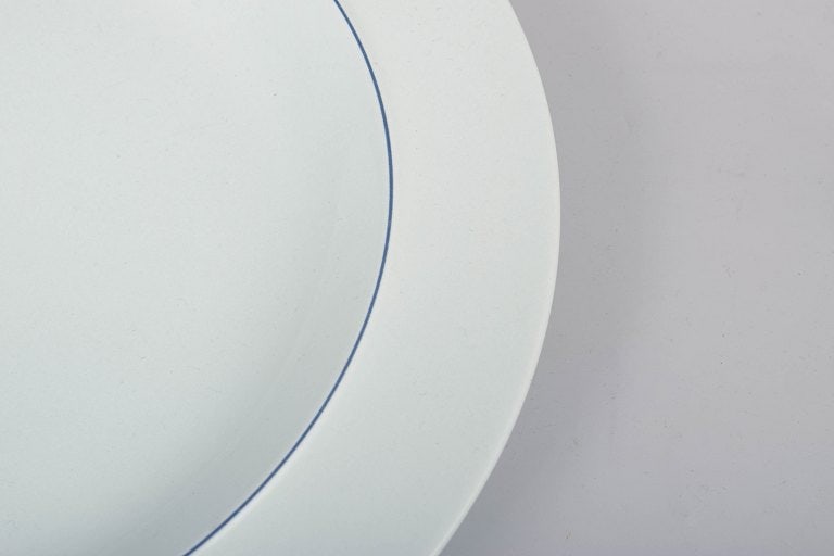Grethe Meyer for Royal Copenhagen, Denmark. Blue Line large dish with blue rim. Approx. 1990s. - 2