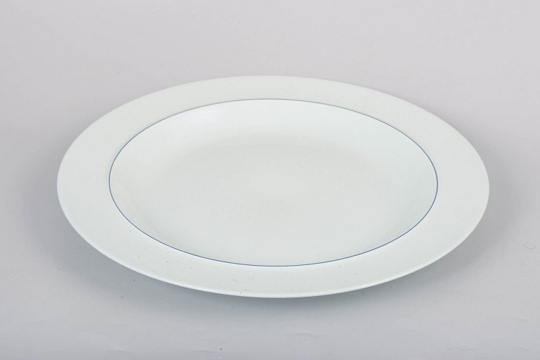 Grethe Meyer for Royal Copenhagen, Denmark. Blue Line large dish with blue rim. Approx. 1990s. - 3