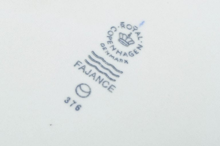 Grethe Meyer for Royal Copenhagen, Denmark. Blue Line large dish with blue rim. Approx. 1990s. - 4