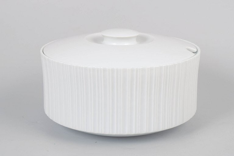 Tapio Wirkkala for Rosenthal, Studio-Line, Germany. Large porcelain tureen with organic form.: Tapio Wirkkala for Rosenthal Studio-Line, large tureen. Elegant large porcelain tureen with organic forms and minimalist Nordic design, created for Rosenthal Studio-Line in the 1980s. Origin: Germany.