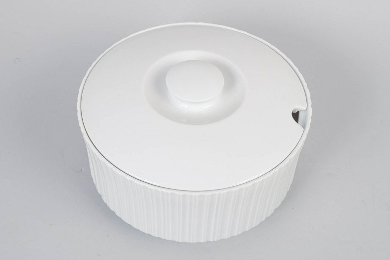 Tapio Wirkkala for Rosenthal, Studio-Line, Germany. Large porcelain tureen with organic form. - 2
