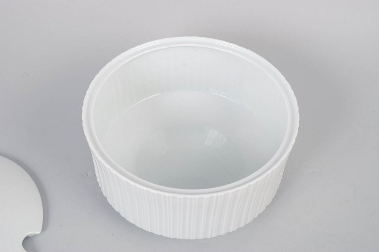 Tapio Wirkkala for Rosenthal, Studio-Line, Germany. Large porcelain tureen with organic form. - 3