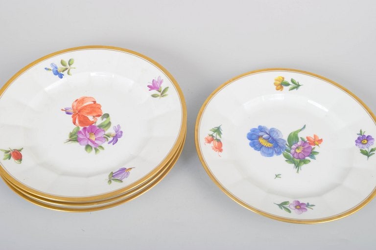 Royal Copenhagen, Denmark. Saxon Flower, set of four angular porcelain lunch plates. Approx. 1970s. - 2