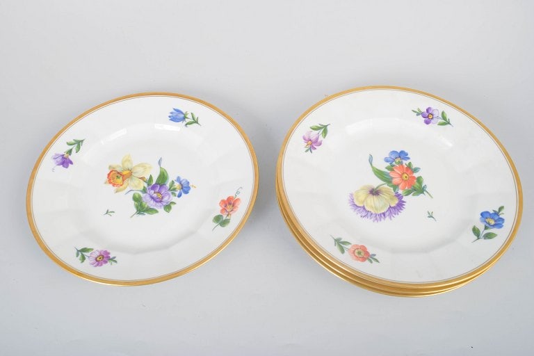 Royal Copenhagen, Denmark. Saxon Flower, set of four angular porcelain lunch plates. Approx. 1970s. - 4