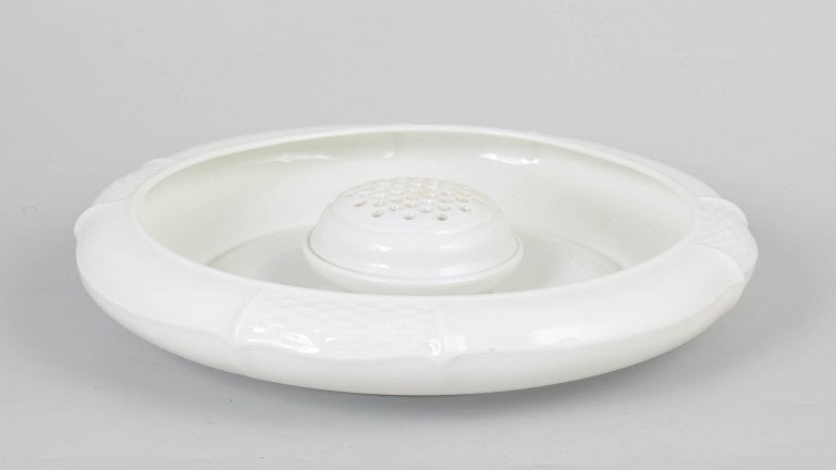Rosenthal, Germany. Art deco porcelain flower holder in white glazed. Approx. 1930s. (1 of 5)