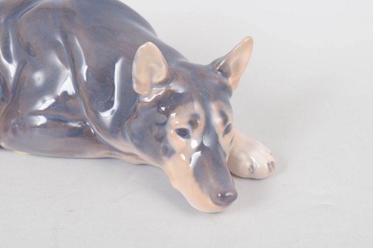 Bing & Grøndahll, Denmark. German Shepherd figurine in glazed porcelain. Approx. 1920s. - 3