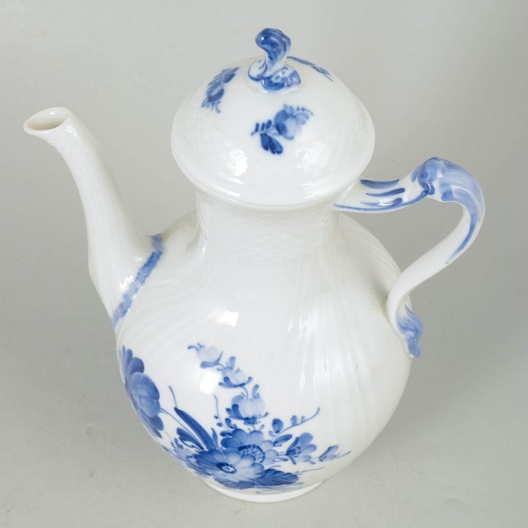 Royal Copenhagen, Denmark. Blue Flower Curved porcelain coffee pot with blue floral decoration. - 2