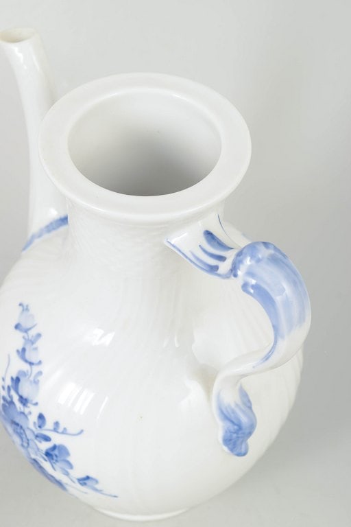 Royal Copenhagen, Denmark. Blue Flower Curved porcelain coffee pot with blue floral decoration. - 3