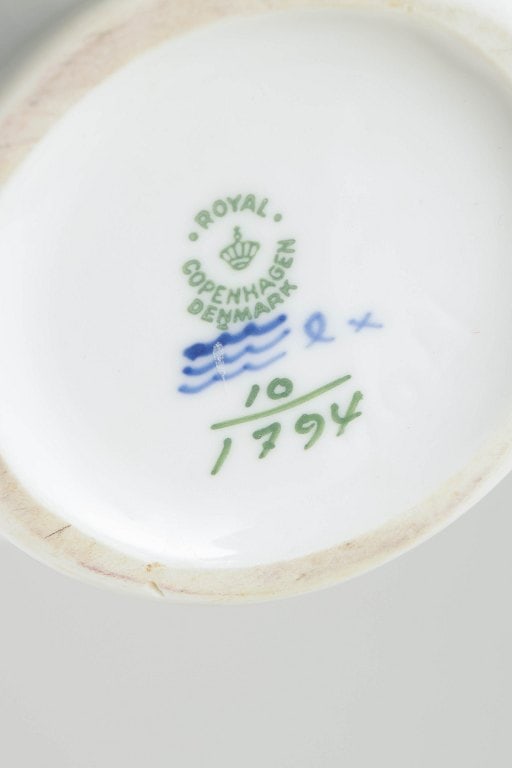 Royal Copenhagen, Denmark. Blue Flower Curved porcelain coffee pot with blue floral decoration. - 4