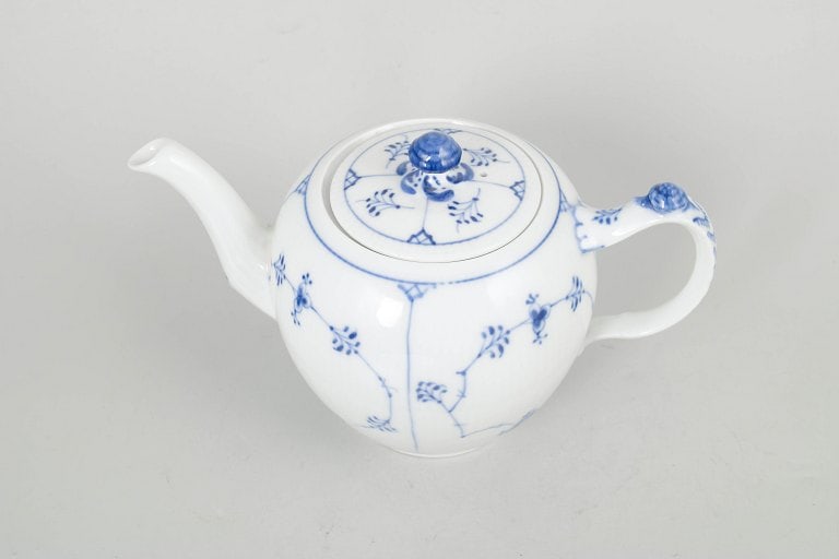Royal Copenhagen, Denmark. Blue Fluted Plain teapot in white porcelain. Approx. 1920s. - 2