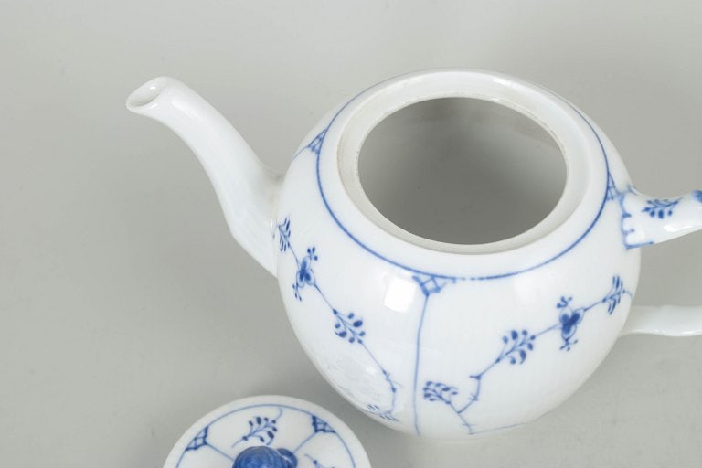 Royal Copenhagen, Denmark. Blue Fluted Plain teapot in white porcelain. Approx. 1920s. - 3