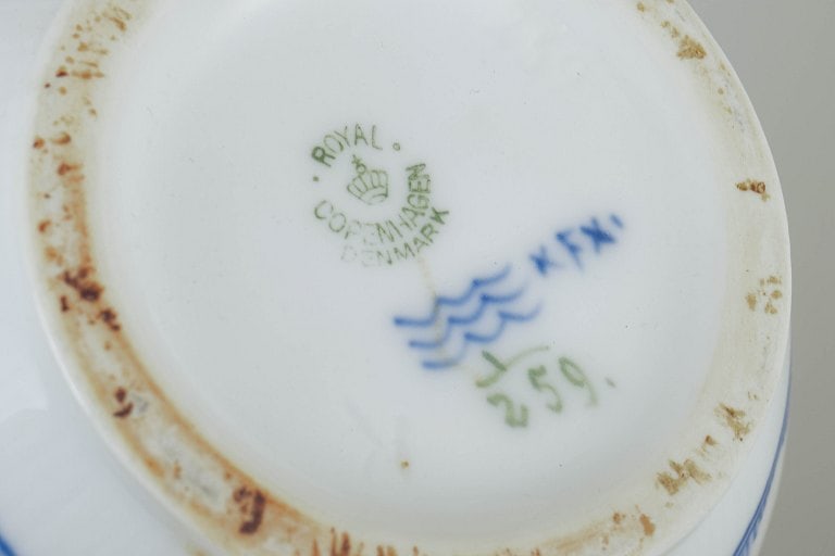 Royal Copenhagen, Denmark. Blue Fluted Plain teapot in white porcelain. Approx. 1920s. - 4