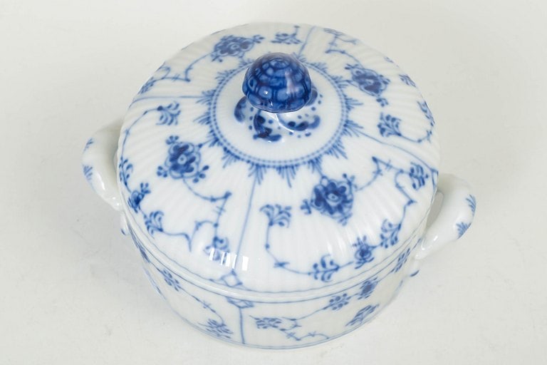 Royal Copenhagen, Denmark. Blue Fluted Plain sugar bowl in porcelain. Approx. 1970s. - 2
