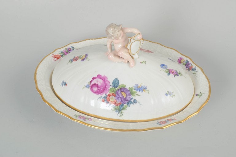 Royal Copenhagen, Denmark. Saxon flower, large porcelain lidded bowl with floral decoration. Circa - 2