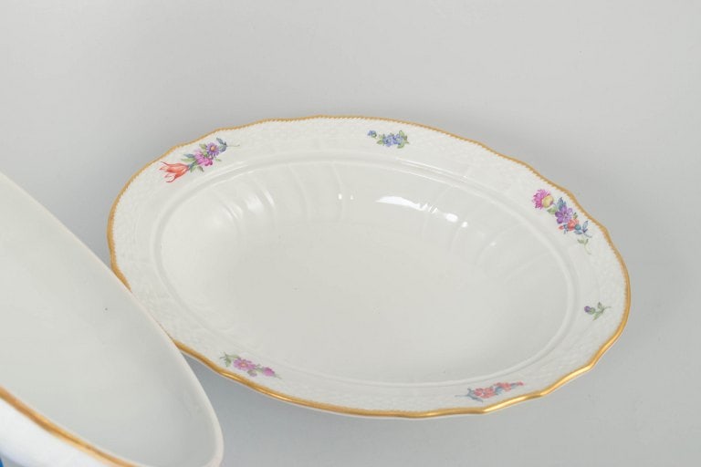 Royal Copenhagen, Denmark. Saxon flower, large porcelain lidded bowl with floral decoration. Circa - 4