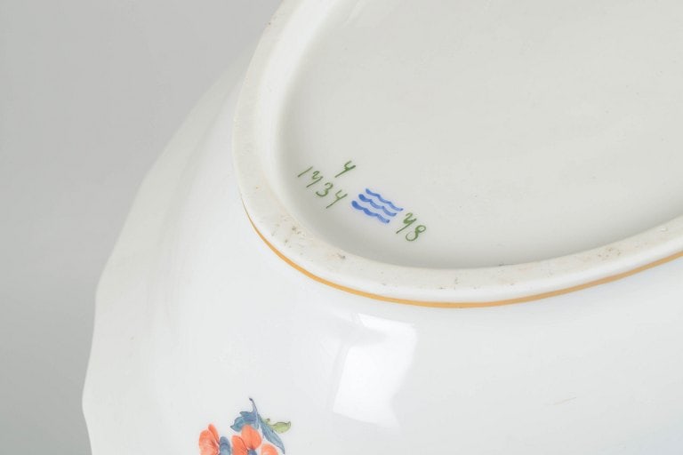 Royal Copenhagen, Denmark. Saxon flower, large porcelain lidded bowl with floral decoration. Circa - 5