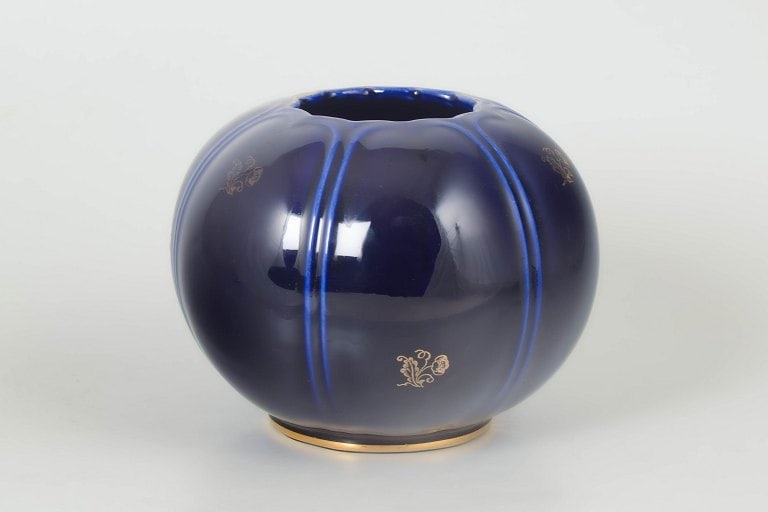 Rörstrand, Sweden. Spherical porcelain vase with cobalt blue glaze. Approx. 1930s.: Rörstrandvase. Spherical porcelain vase with a deep cobalt blue glaze, decorated with vertical lines and a gilded rim at the base. Origin: Sweden. Material: Porcelain. Dimensions: H. 13 cm, D. 17