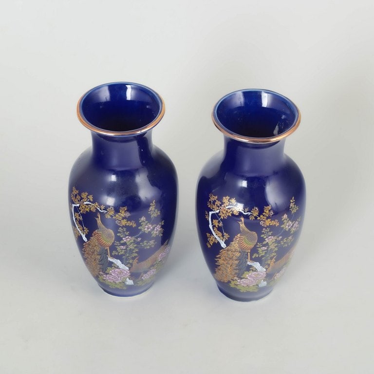 Set of two Japanese vases with hand-painted decoration with motifs of peacocks, flowers. Approx. - 2