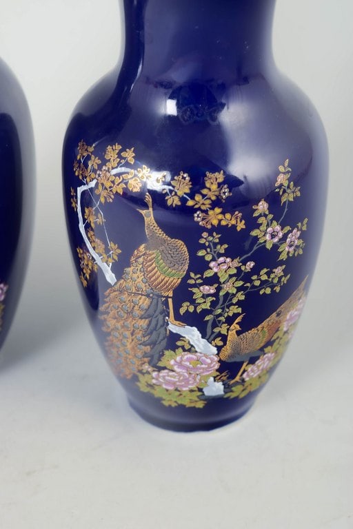 Set of two Japanese vases with hand-painted decoration with motifs of peacocks, flowers. Approx. - 3