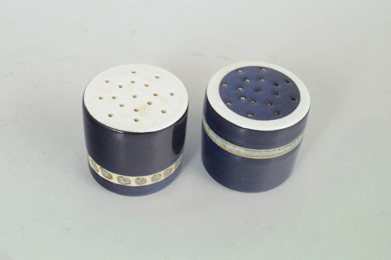 Inge-Lise Koefoed for Royal Copenhagen, Denmark. Cylindrical porcelain salt and pepper set with blue - 2