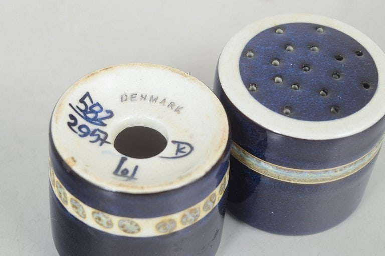 Inge-Lise Koefoed for Royal Copenhagen, Denmark. Cylindrical porcelain salt and pepper set with blue - 4