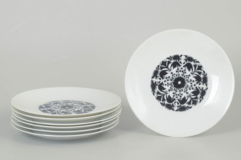 Bjørn Wiinblad for Rosenthal, Germany. Porcelain set of seven plates with black central: Bjørn Wiinblad for Rosenthal, set of seven plates. Plates from the Hilton series in porcelain with characteristic black central decoration on a white ground. Origin: Germany. Designer: Bjørn