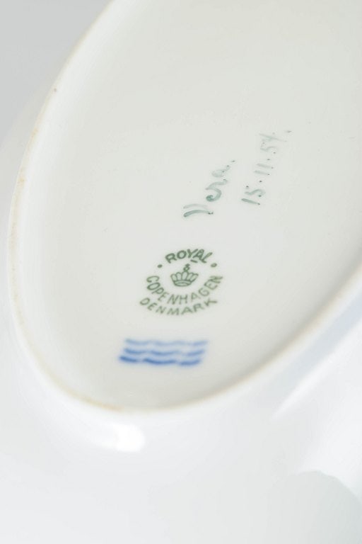 Royal Copenhagen, Denmark. Saxon flower, oval porcelain tray with floral decoration. Approx. 1950s. - 4