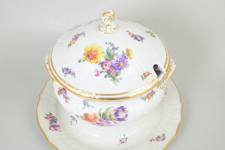 Royal Copenhagen, Denmark. Saxon flower, large tureen with stand with floral decoration and gilded - 2