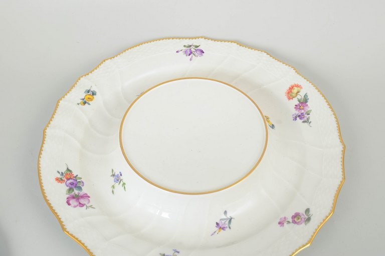 Royal Copenhagen, Denmark. Saxon flower, large tureen with stand with floral decoration and gilded - 3