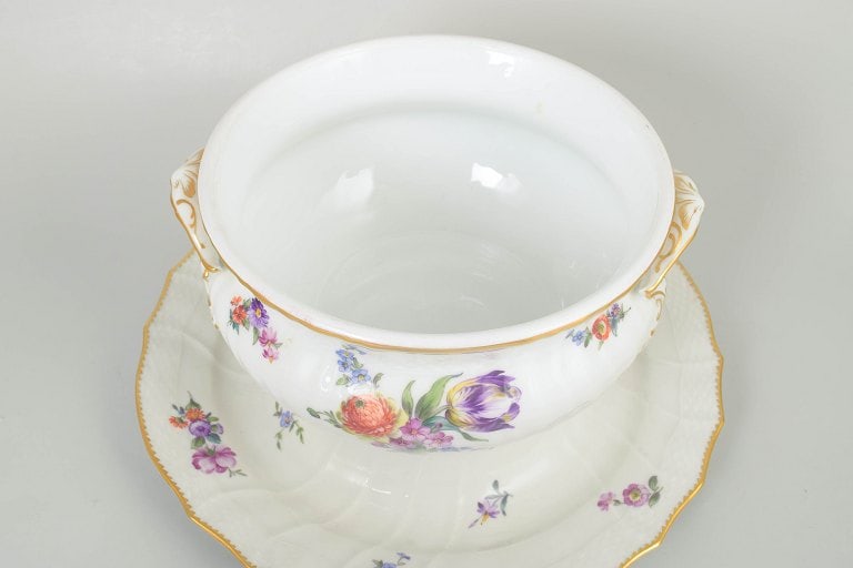 Royal Copenhagen, Denmark. Saxon flower, large tureen with stand with floral decoration and gilded - 4