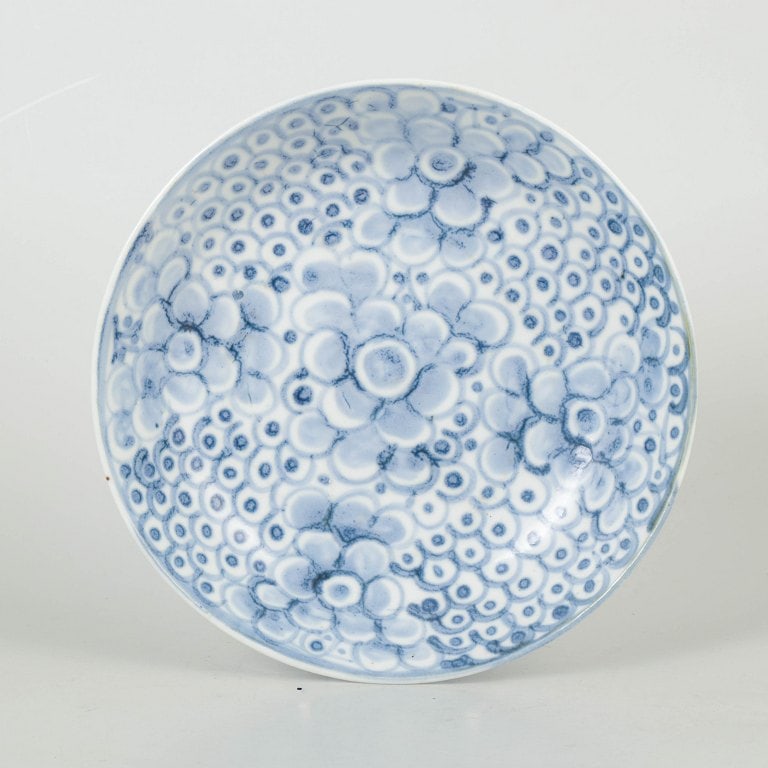 Chinese bowl in Ming style in underglaze blue with floral and circular motifs. Approx. 18/19th: Chinese bowl in Ming style. Circular porcelain bowl decorated in underglaze blue with stylised floral and circular motifs. Unmarked. Origin: China. Material: Porcelain. Dimensions: H. 4 cm, D. 19 cm.