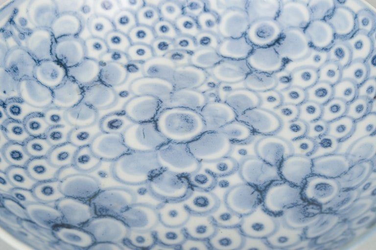 Chinese bowl in Ming style in underglaze blue with floral and circular motifs. Approx. 18/19th - 3