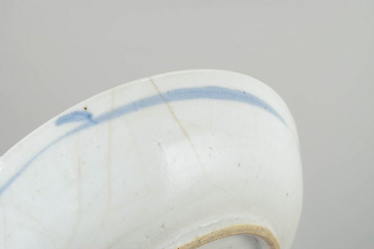 Chinese bowl in Ming style in underglaze blue with floral and circular motifs. Approx. 18/19th - 4