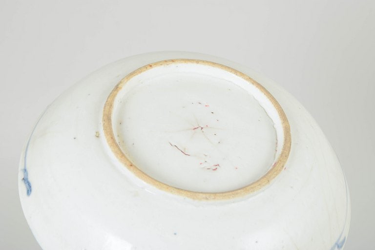 Chinese bowl in Ming style in underglaze blue with floral and circular motifs. Approx. 18/19th - 5