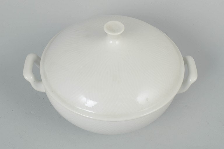 Axel Salto for Royal Copenhagen, Denmark. Porcelain lidded tureen. Approx. 1960s. - 2